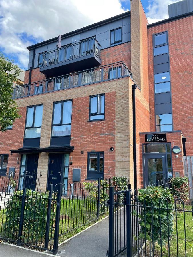 Luxury 2-Bedroom Service Apartment With Balcony Manchester Buitenkant foto