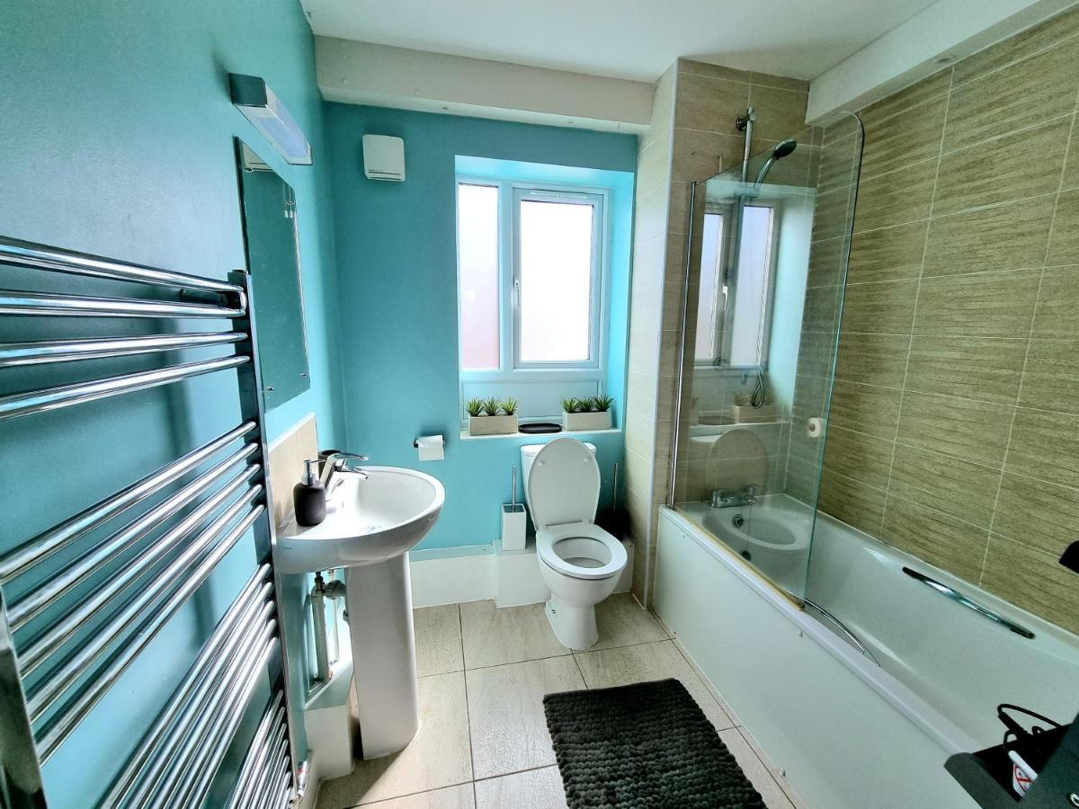 Luxury 2-Bedroom Service Apartment With Balcony Manchester Buitenkant foto