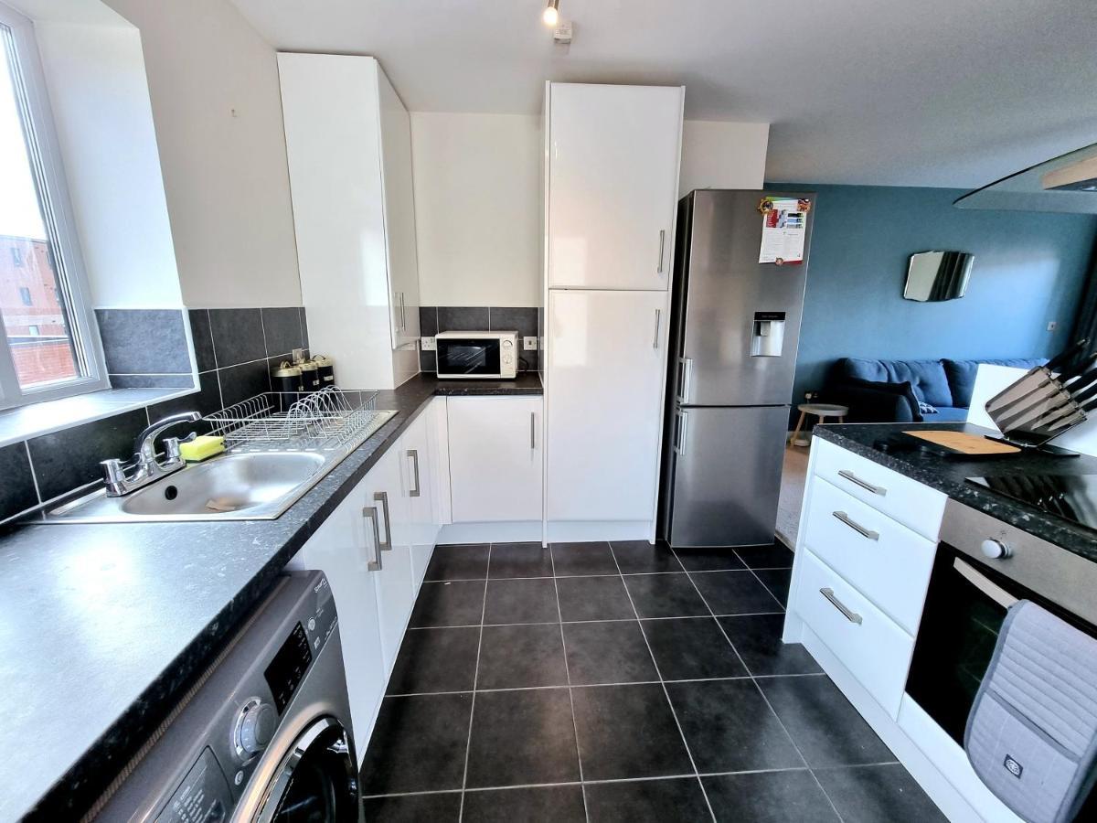 Luxury 2-Bedroom Service Apartment With Balcony Manchester Buitenkant foto